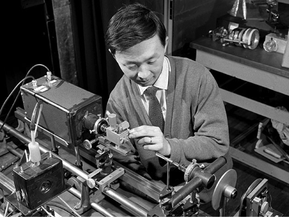 Fig. 6 : Charles Kao dans son laboratoire de Standard Telephones and Cables à la fin des années 1960s